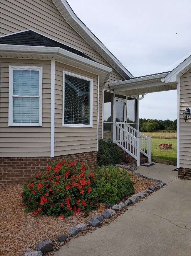 Building Photo - You have to see this beauty!