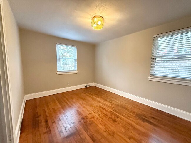 Building Photo - Beautiful Brick Home in Prime Hickory Location – Spacious Layout & Hardwood Floors!