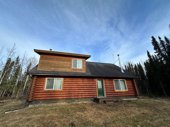 Building Photo - CHARMING LOG HOME!