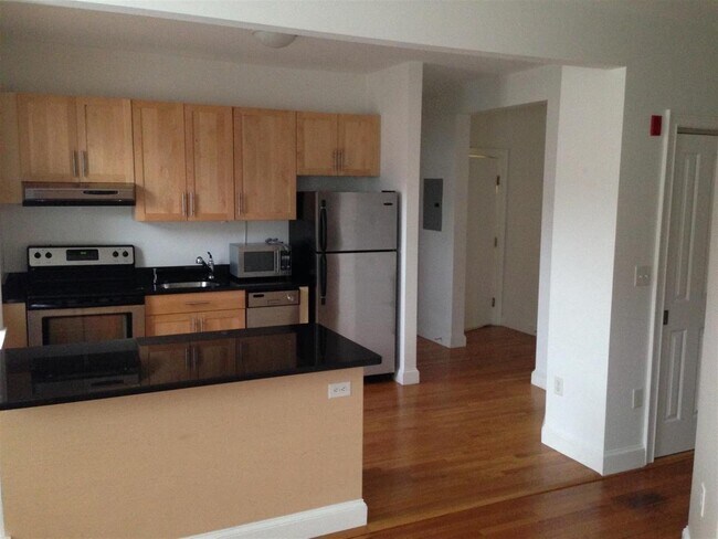 Building Photo - 16 Centre St