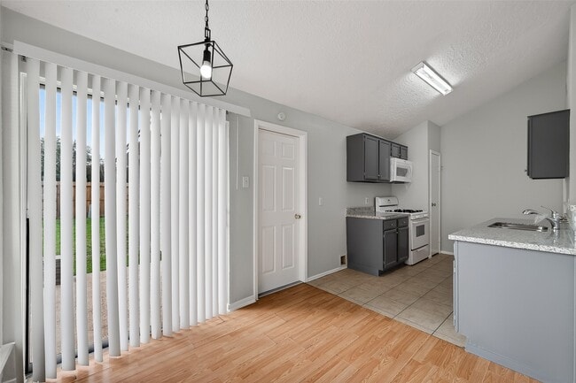 Building Photo - 5205 Beaverbrook Dr