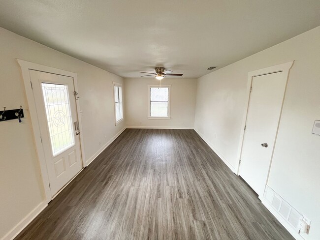 Building Photo - Adorable, Renovated 3/1 House with a Large...