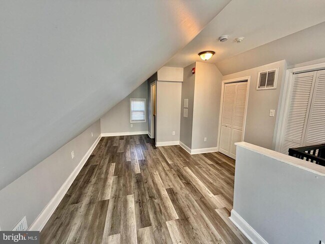 Building Photo - 9 S Maple Ave