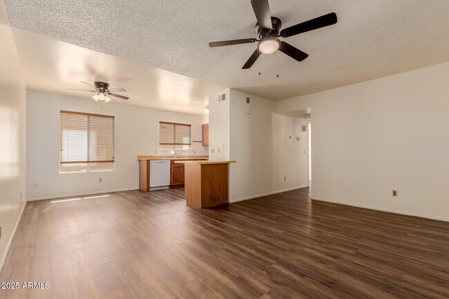 Building Photo - 936 N Revere