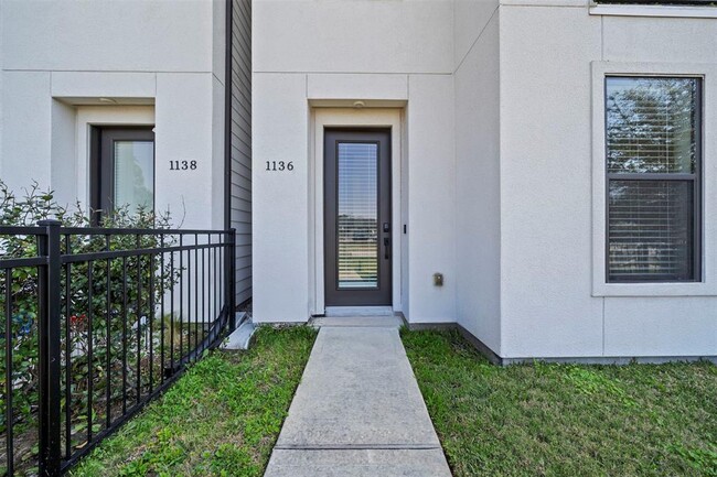 Building Photo - 1136 Wycliffe Dr