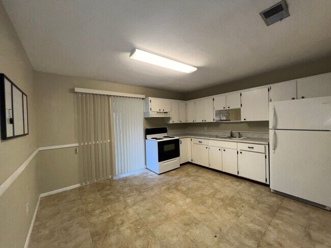 Building Photo - Charming 2 bedroom 1.5 bathroom home