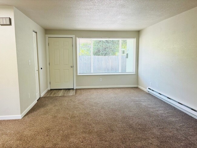 Building Photo - Cute 2 bedroom west Roseburg duplex with carport