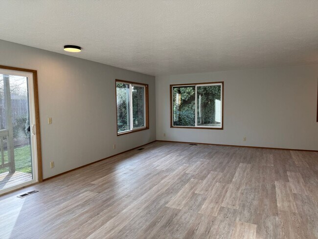 Building Photo - Beautifully updated 3 bedroom, 2 bath house in Eugene!