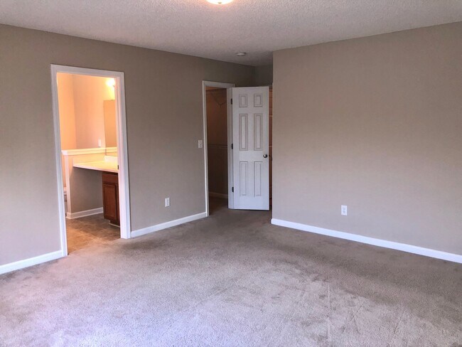 Building Photo - FOXPORT IN BALLENTINE - CHAPIN AREA!