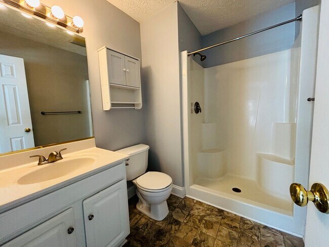 Building Photo - 3 Bedroom 2.5 Bath Townhouse