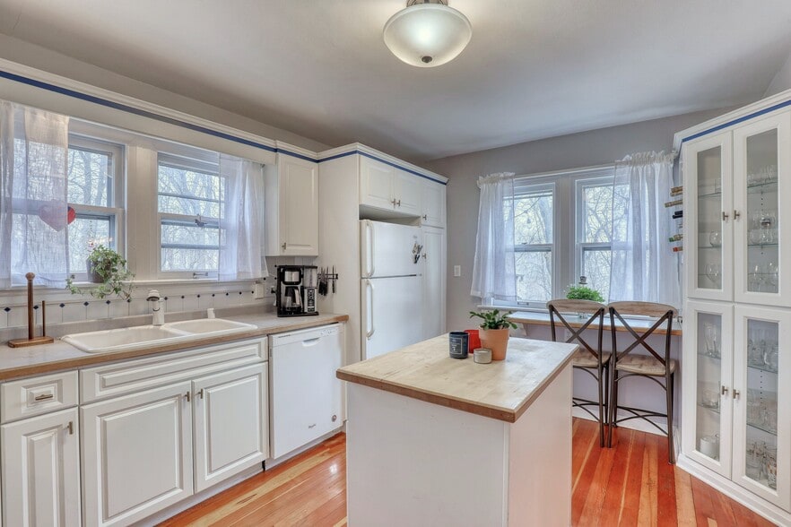 Building Photo - 6132 W Wells St