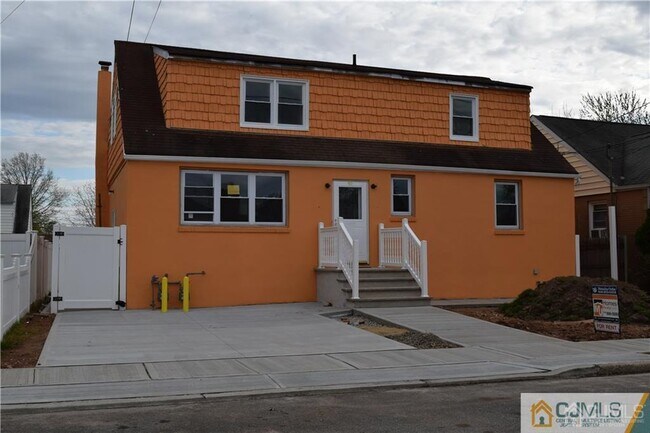 Primary Photo - 90 Holly St