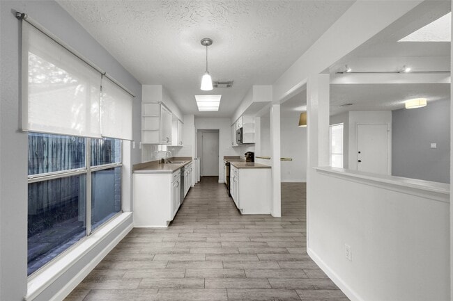 Building Photo - 9 Birchcane Dr