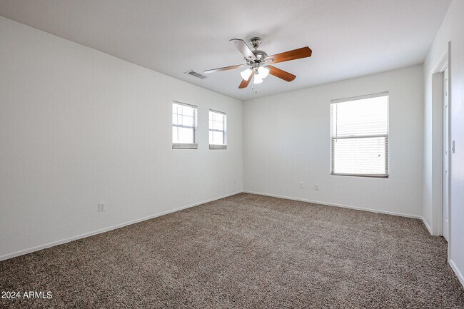 Building Photo - 811 E Kapasi Ln