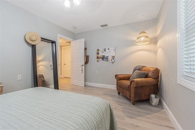 Building Photo - 701 W Henry Ave