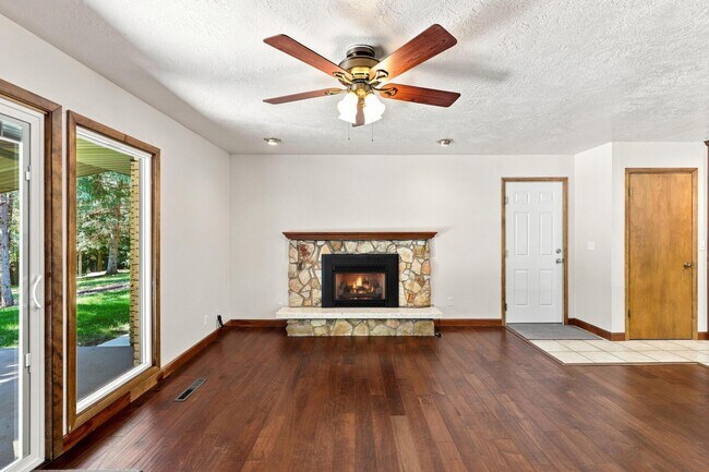 Building Photo - 650 Canyon Rd