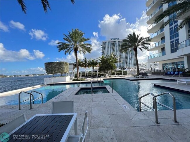 Building Photo - 17301 Biscayne Blvd