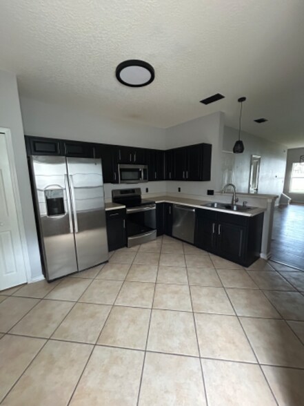 Building Photo - 828 Southern Creek Dr