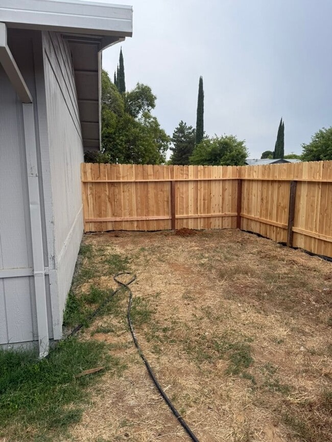Building Photo - 3-bedroom, 2-bathroom home in great neighb...