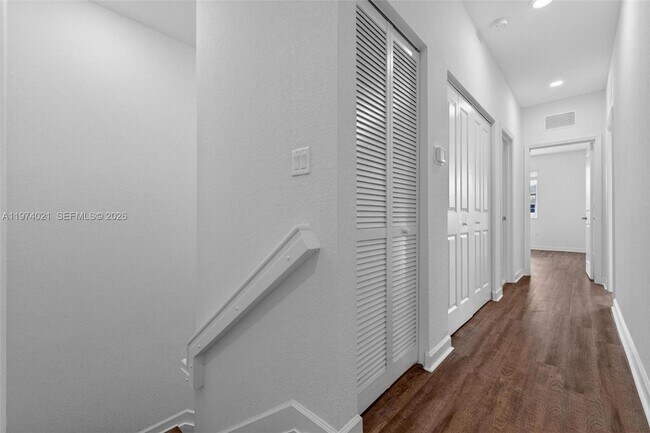 Building Photo - 2619 SE 11th St