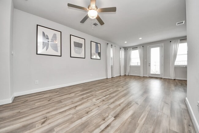 Building Photo - 9830 Magnolia Village Ln