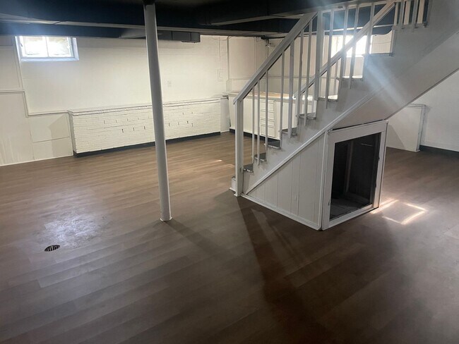 Building Photo - 4 Bedroom House