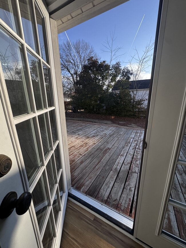 Building Photo - 616 Poplar Ave