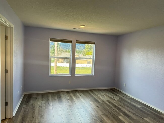 Building Photo - 4 bedroom 2.5 bathroom almost-new house in...