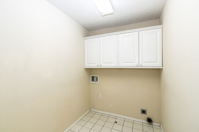 Building Photo - 2 Large Living areas! Approximately 2100 S...