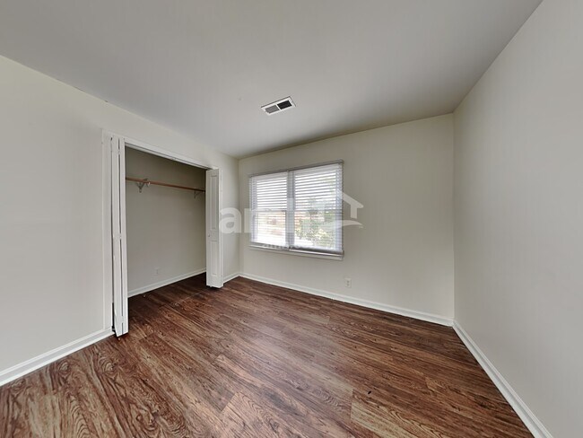 Building Photo - 204 Hardwood Road