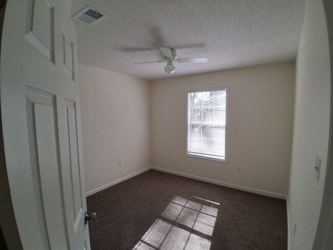 Building Photo - 3BD/2.5 BA Townhome