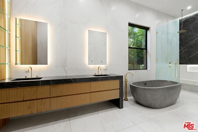 Building Photo - 4803 Lemona Ave