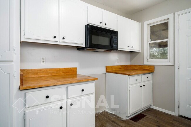 Building Photo - 213 Lake Dr Cir NE