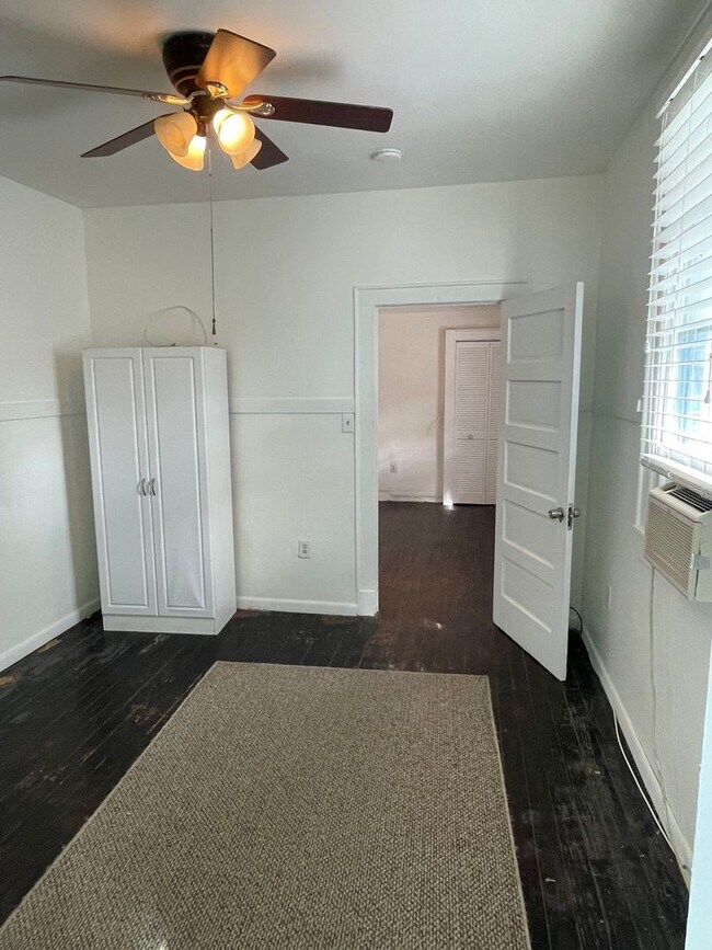 Building Photo - 2BD/1BA Shotgun w/ Huge Sunroom and Backyard