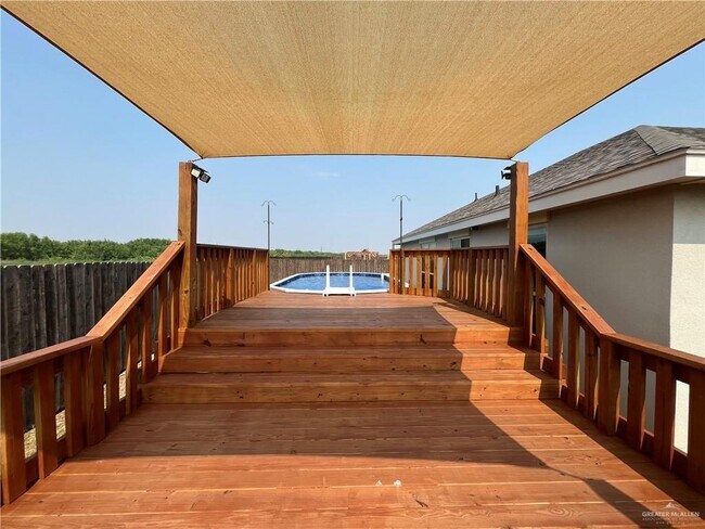 Building Photo - 20 Oriole Dr
