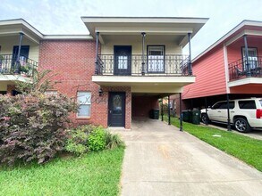Building Photo - 2-Bed, 2.5-Bath Townhouse – Walk to McNeese State University!