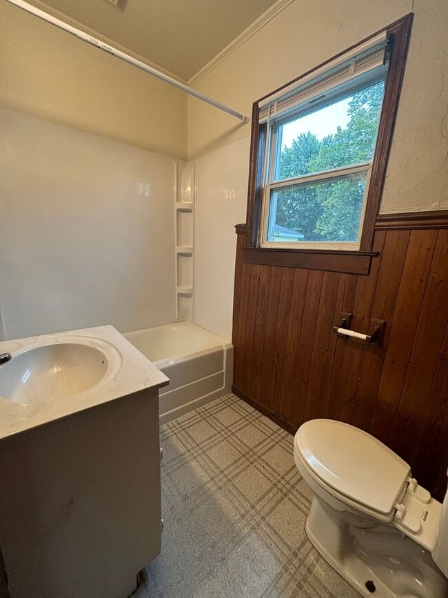 Building Photo - Charming 2 Bedroom 1 Bath Single Family Ho...