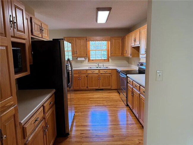 Building Photo - 3 Bedroom 2 Bathroom