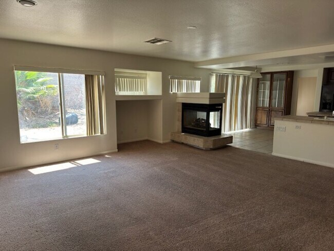 Building Photo - LARGE Spacious 5 Bedroom Single Family Home!!