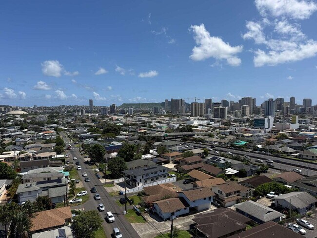 Building Photo - Fully Furnished 2BD/1BA w/ Diamond Head View – Renovated, Parking, In-Unit W/D