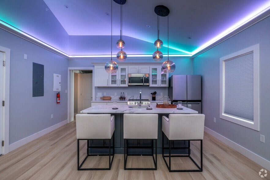 3BR, 1BA - 700SF - Dining Area - 601 E State St