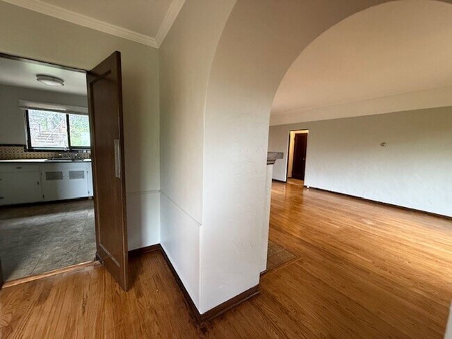 Building Photo - Cliff Dr. Apartment - Spacious with Hardwo...