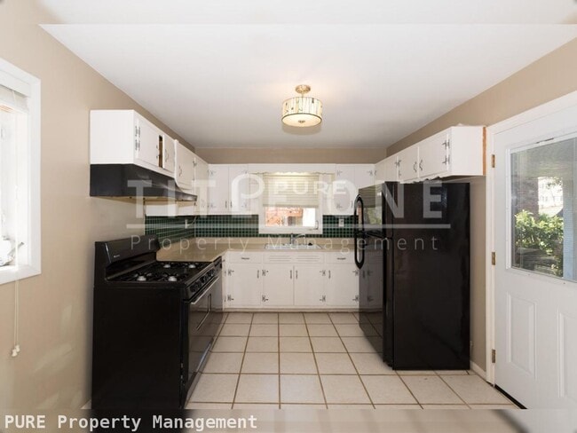 Building Photo - Price Drop Alert!   3 bed 1/5bath Home. Av...