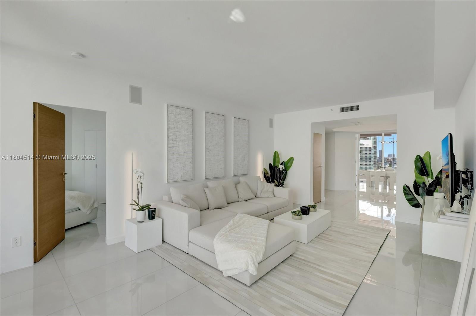 Building Photo - 300 S Pointe Dr