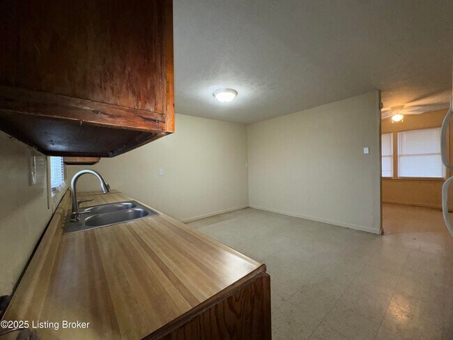 Building Photo - 9909 Mt Eden Rd