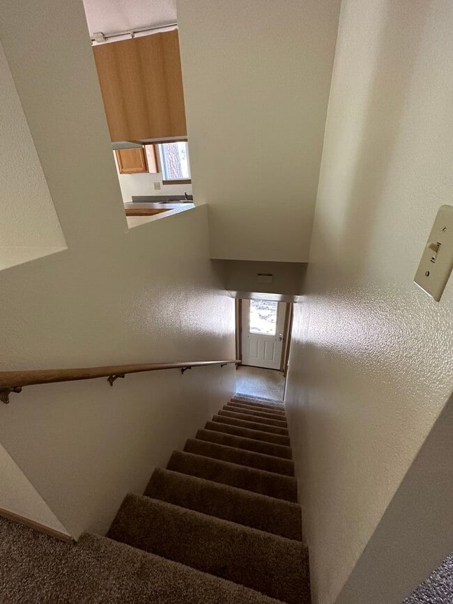 Building Photo - Townhouse Close to COCC! All New Carpet & ...