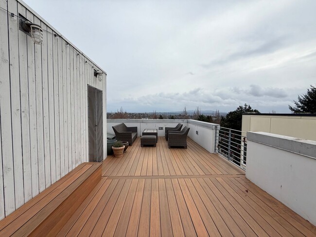 Building Photo - Beacon Hill Townhome