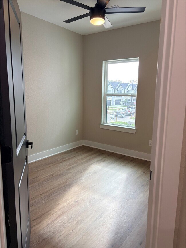 Building Photo - 2105 Esther Dr