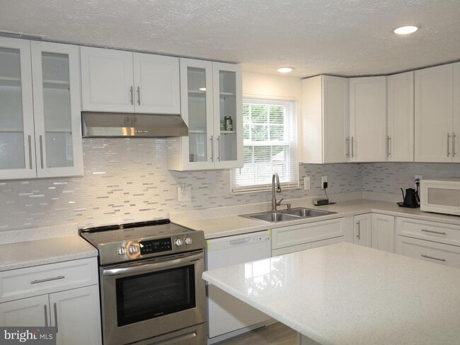 Building Photo - 8406 Woodford Ct