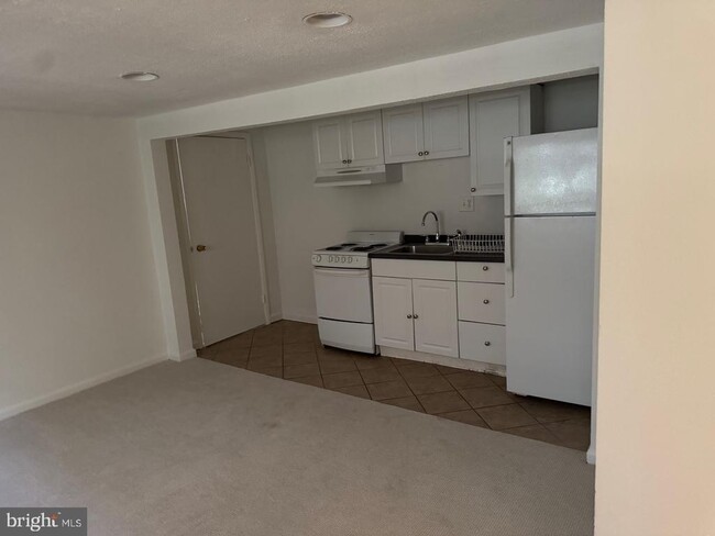 Building Photo - 4920 Butterworth Pl NW